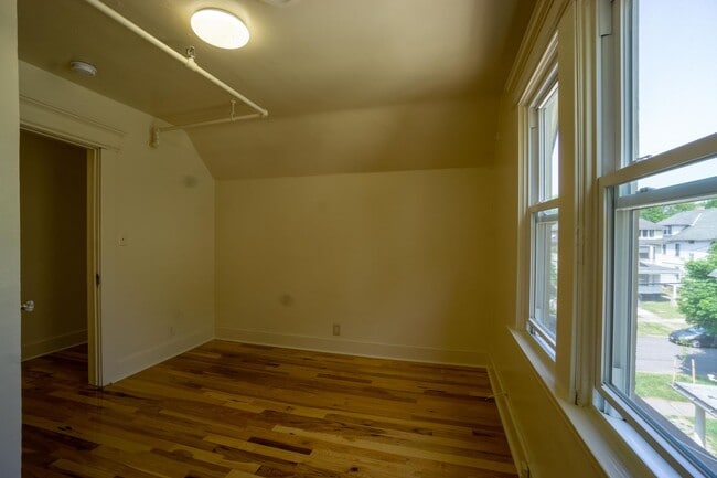 Building Photo - Available 6/1/26 - Newly Renovated 3 Block...