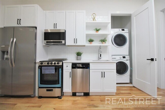 Building Photo - Brand NEW 4 Bed 1 Bath Floor-Thru Brownsto...