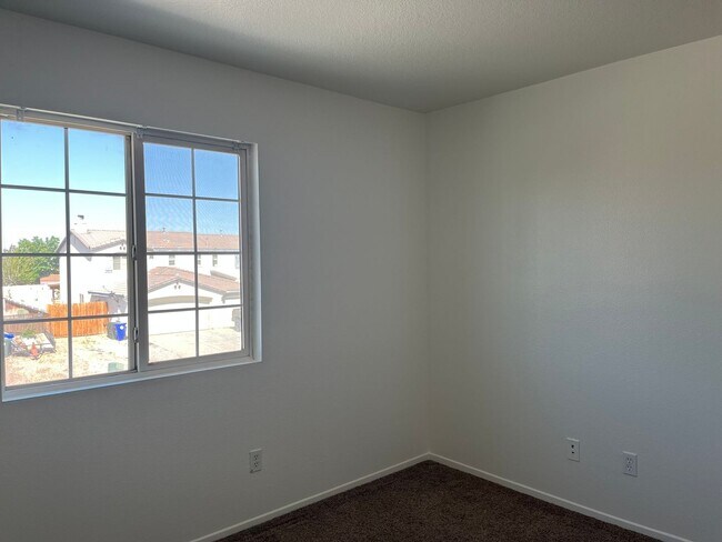Building Photo - Spacious 5-bedroom, 3-bathroom home in Ade...