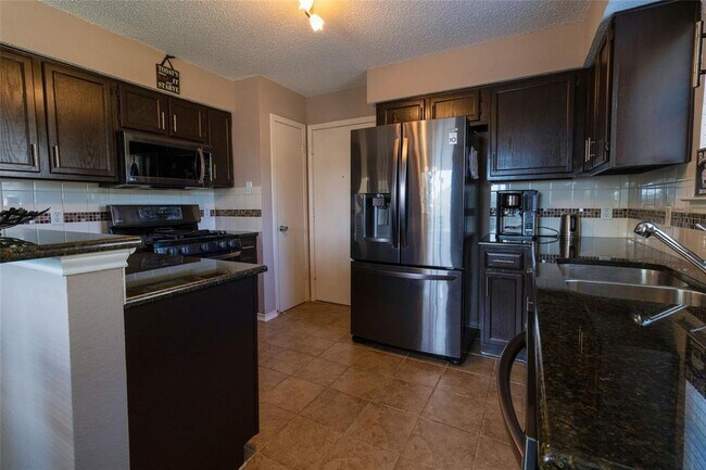 Building Photo - 3905 Lemos Dr