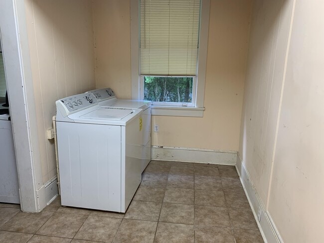 Building Photo - 313 S Brundidge St