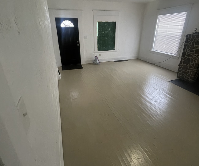 Building Photo - 399 W Warren Ave