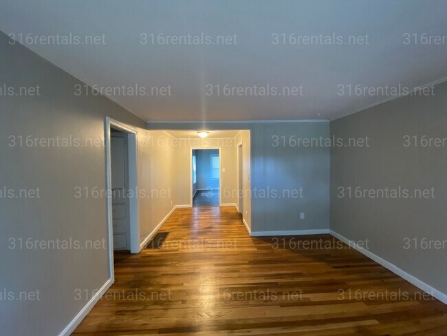 Building Photo - $950 - 2 bedroom / 1 bathroom home with a bonus loft!