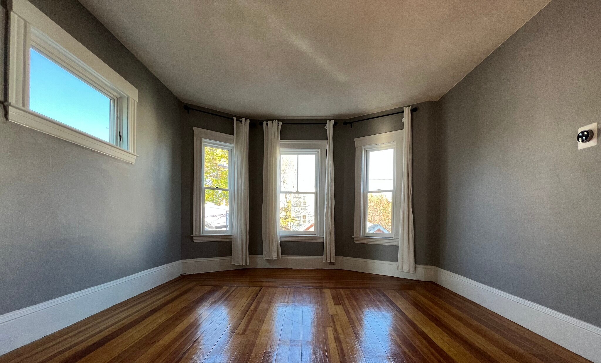 Building Photo - 8 George St