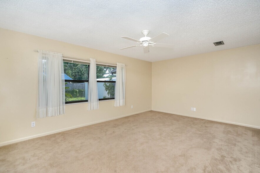 New carpet in all bedrooms! - 2908 Ivy St