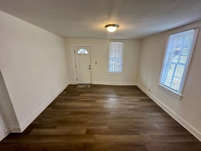 Building Photo - Two Bedroom, 1 Bath House in Columbia!