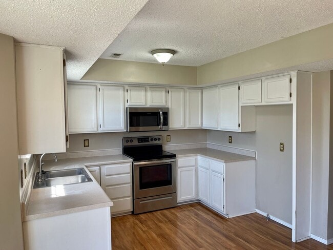 Building Photo - Beautiful 2 story, 5 bedroom, 3 bath home available NOW!