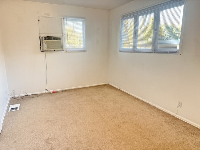 Building Photo - 925 Wilson Ave S