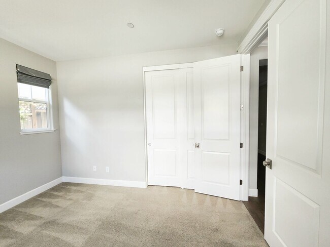 Building Photo - Spacious 5 bedroom house