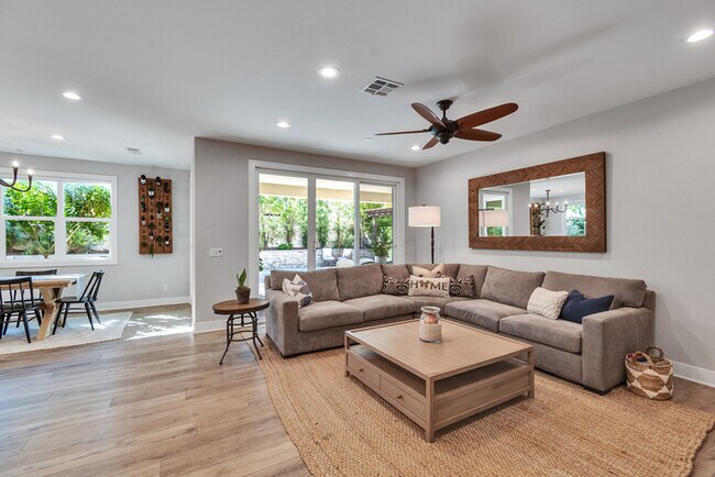 Building Photo - Light and bright 4 bedroom 3 bath beauty i...