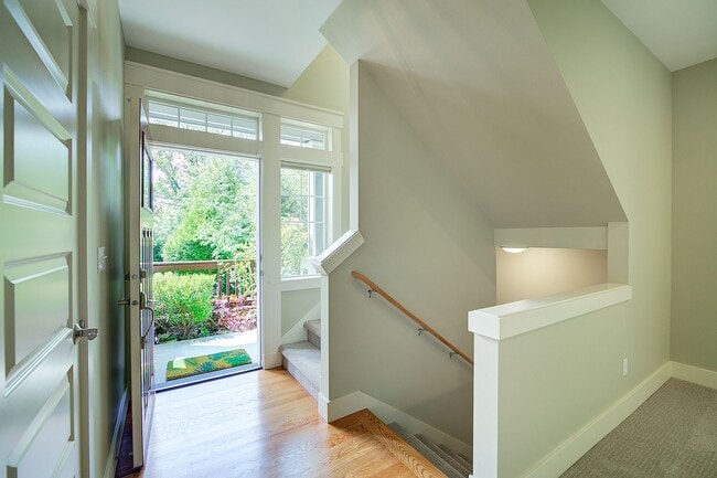 Building Photo - 3Bd/3.25Ba Kirkland Townhome