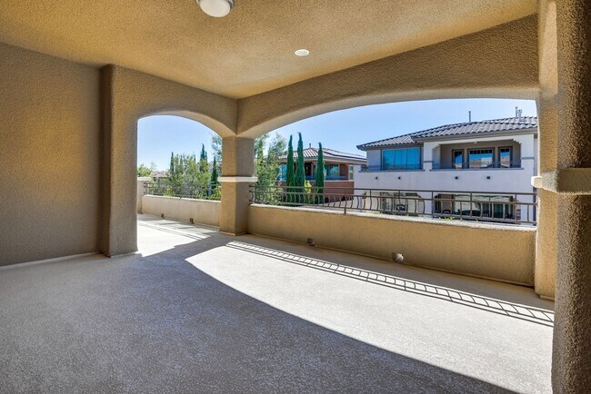 Building Photo - Stunning Summerlin Rental on Private Cul-d...