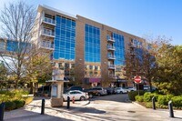 Building Photo - Light filled 1 bed/ 1 bath condo with balcony minutes to downtown Chapel Hill