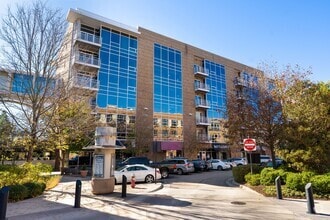 Building Photo - Light filled 1 bed/ 1 bath condo with balc...