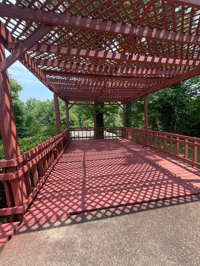 Building Photo - 2 bedroom 3 bath  Mid- Century style home! This home has a wonderful outdoor area great for Enter...