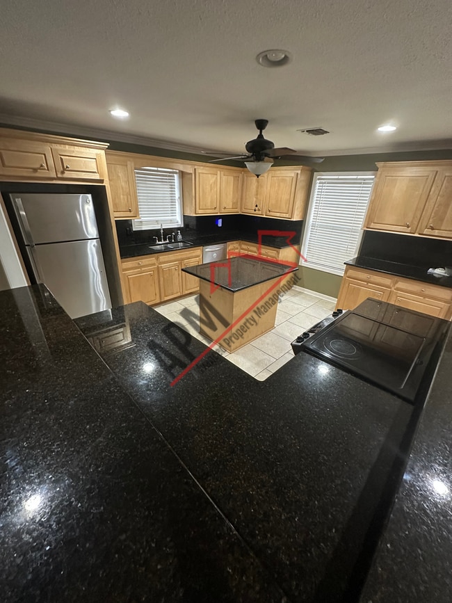 Building Photo - Gorgeous 3 Bedroom House!