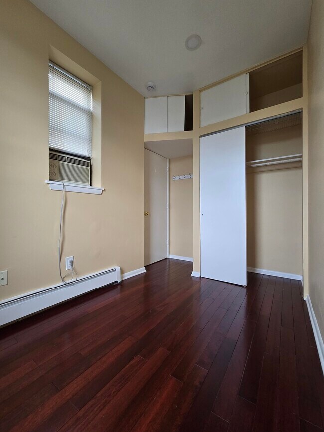 Building Photo - 809 Park Ave