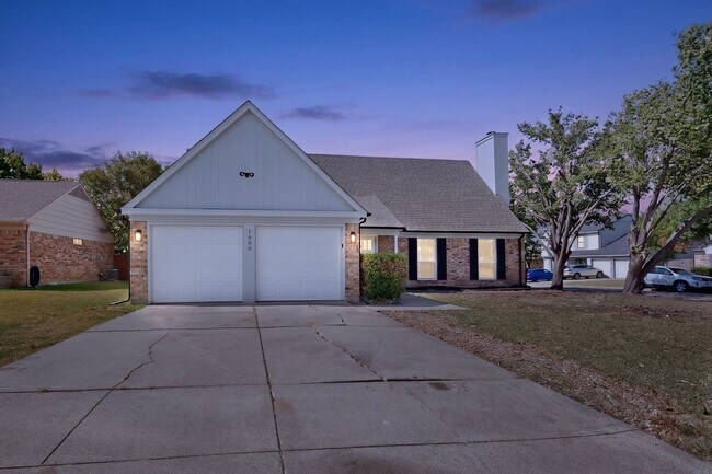 Building Photo - 1600 Crimson Ct