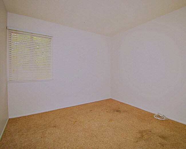 Building Photo - "Discover Your Oasis: Spacious 3-Bed Condo with Granite Touches in Palm Springs!"