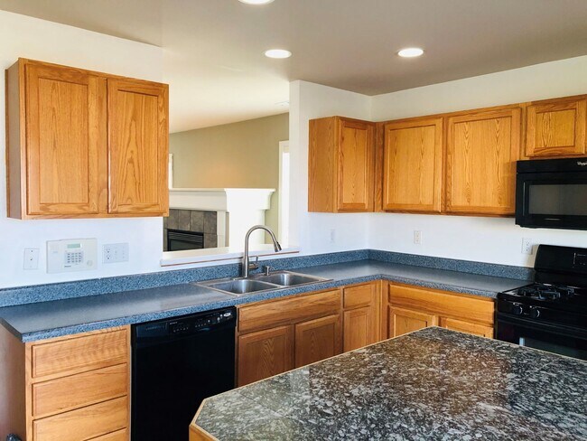 Building Photo - Lovely DuPont home, 3 beds, 2.5 baths