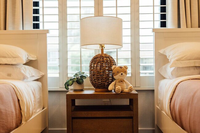 Building Photo - 4866 Hillside Dr