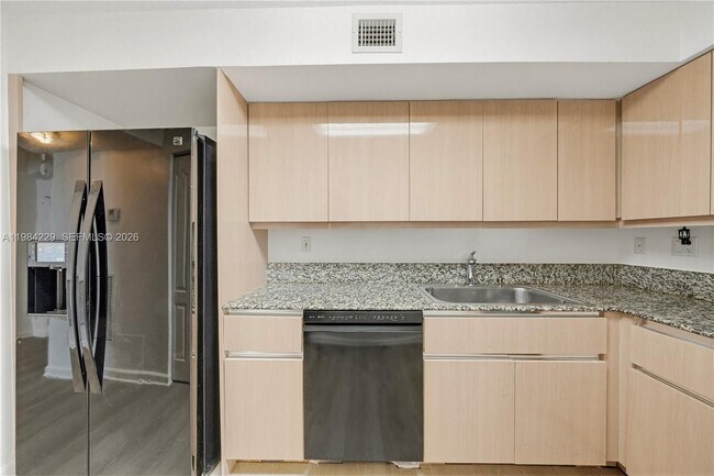 Building Photo - 5757 Collins Ave