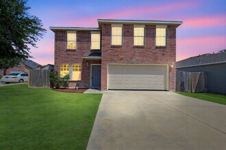 Building Photo - Spacious 4-bedroom, 2.5-bath home with 2,3...