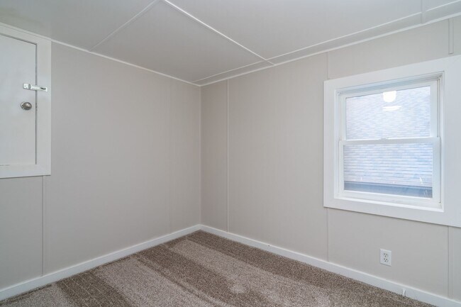 Building Photo - 3 Bedroom Home Available Now!