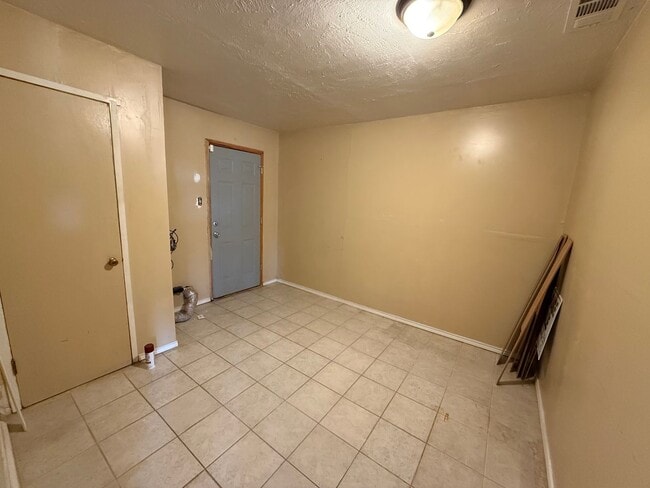 Building Photo - 2bed/ 1bath convenient  to CAFB