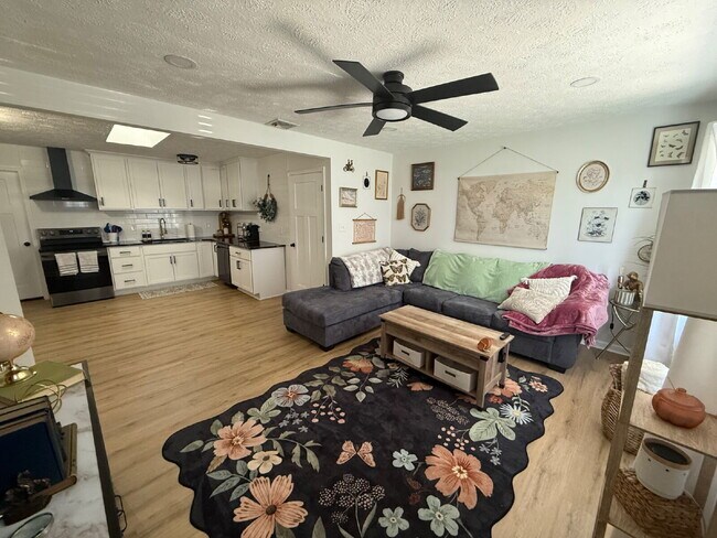 Building Photo - Furnished Home in Madison Heights available through October 31, 2026.