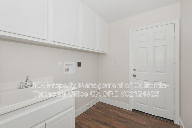 Building Photo - 29754 Maxmillian Ave