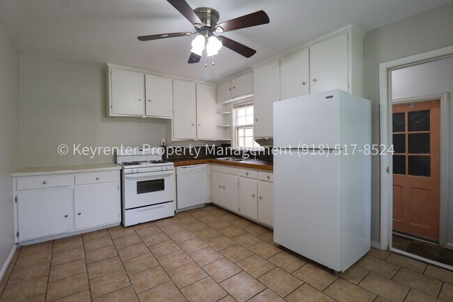 Building Photo - 3322 E 23rd St
