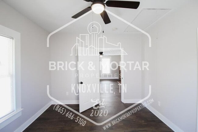 Building Photo - 404 E Emerald Ave