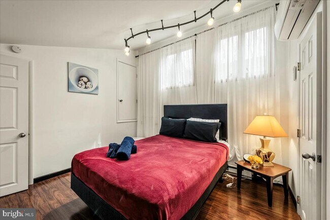 Building Photo - 31 Middle Village Way