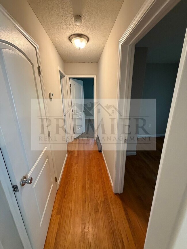 Building Photo - 504 N Westwood Dr