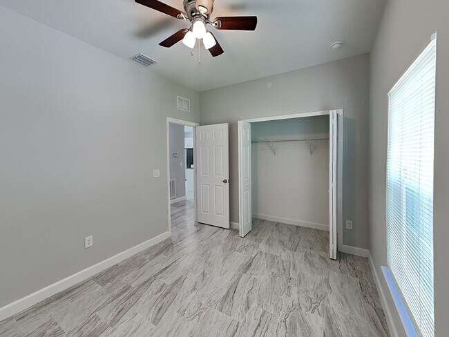 Building Photo - 1002 Dampierre Ct