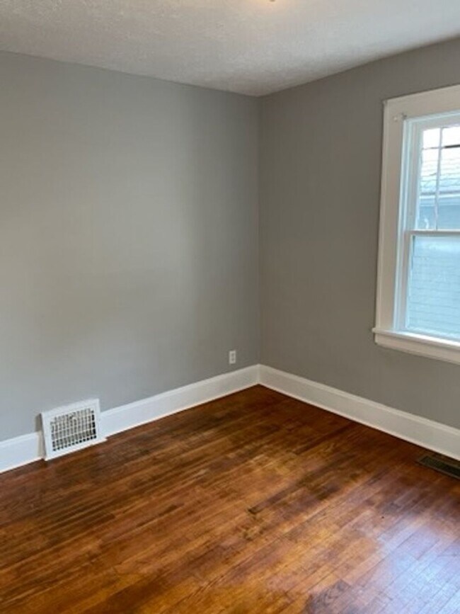 Building Photo - 2 Bed 1 Bath House-PRE LEASING Available N...