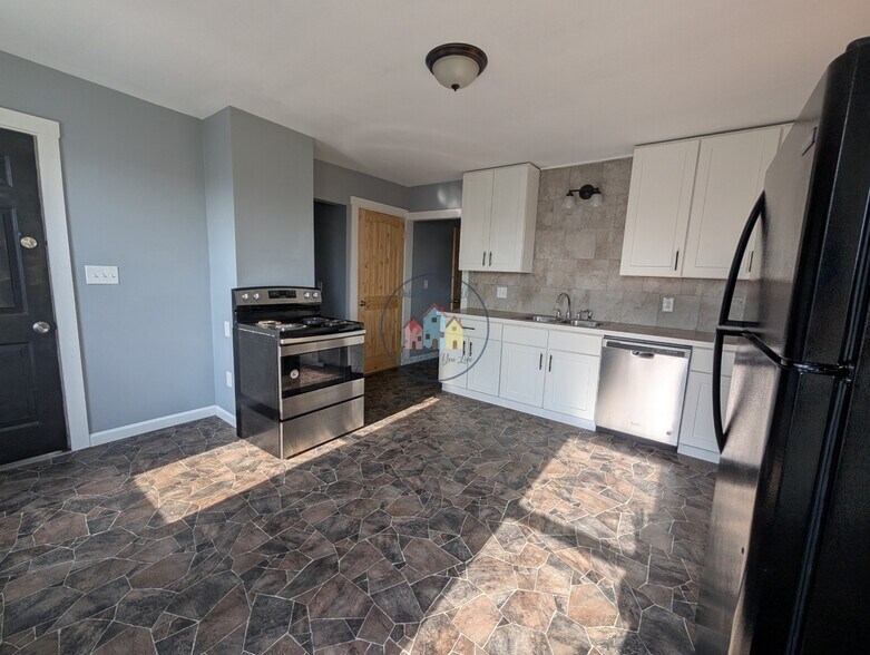 Kitchen - 16 Clinton Ave