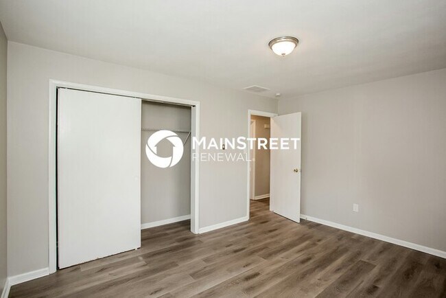 Building Photo - 3 Bedroom Pet-Friendly Home in Indianapolis, IN with Main Street Renewal