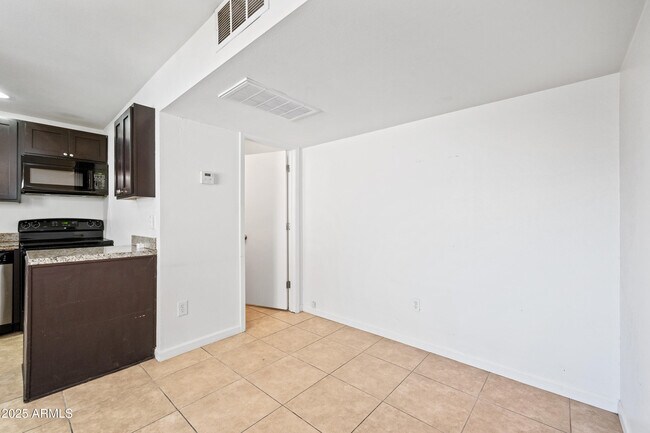 Building Photo - 3949 E Earll Dr