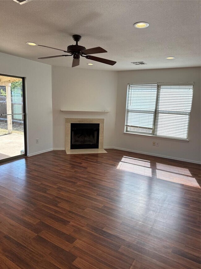 Building Photo - 2114 Cottontail Dr