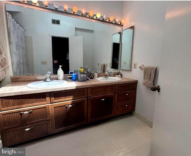 Building Photo - 514 Sayre Dr