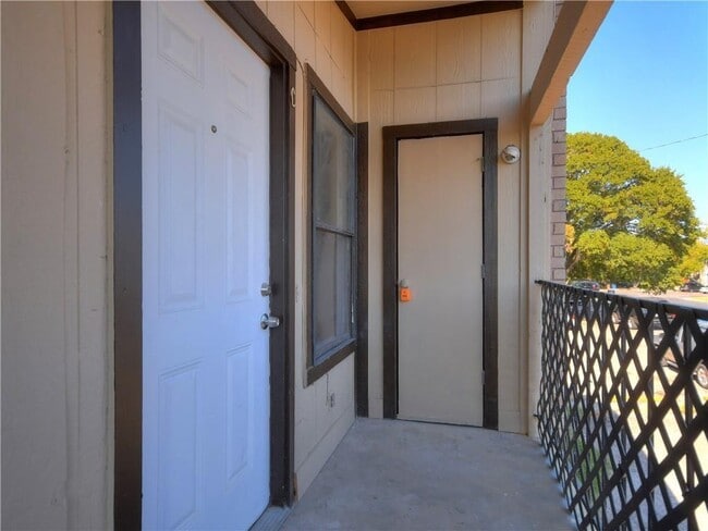 Building Photo - 5502 Rose Hill Cir