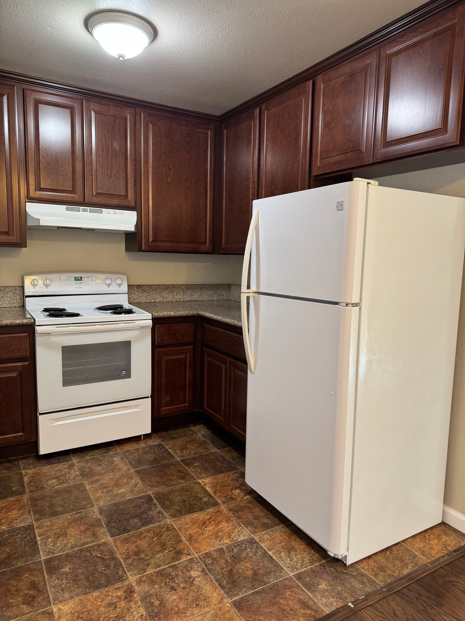 Building Photo - 3707 Hilltop Dr