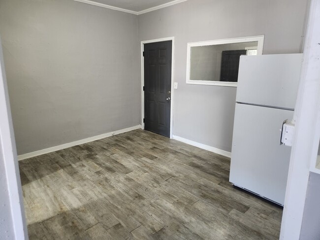 Building Photo - 8 E Railroad St