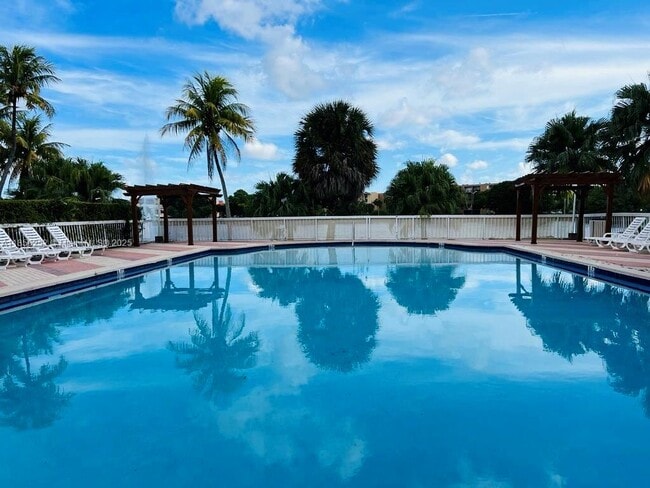 Building Photo - 9359 Fontainebleau Blvd