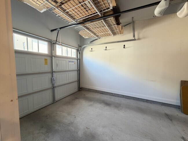 Building Photo - 1630 Shadow Green Dr