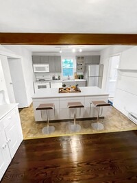 Building Photo - Front house