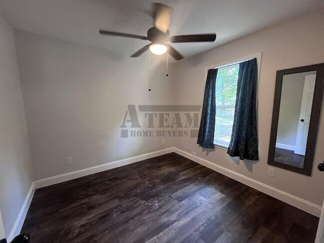 Building Photo - Cozy 3 Bedroom 1 Bathroom with Large Yard