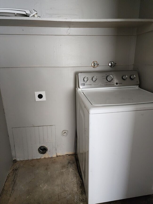 Building Photo - Weg3650 (4Plex)